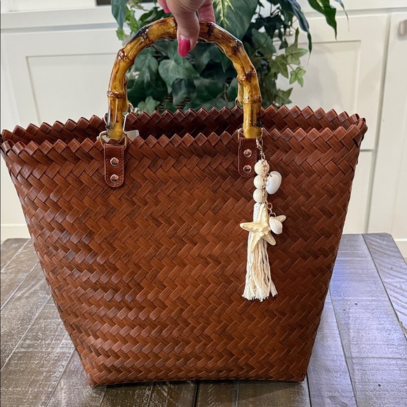 Tommy Bahama Handbags - NWT Tommy Bahama Woven Basket Tote Bag Bamboo Handle Starfish Charm